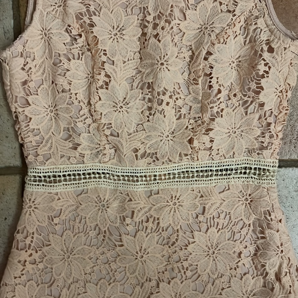AKIRA LACE OPEN BACK DRESS PEACH SMALL - Picture 4 of 6